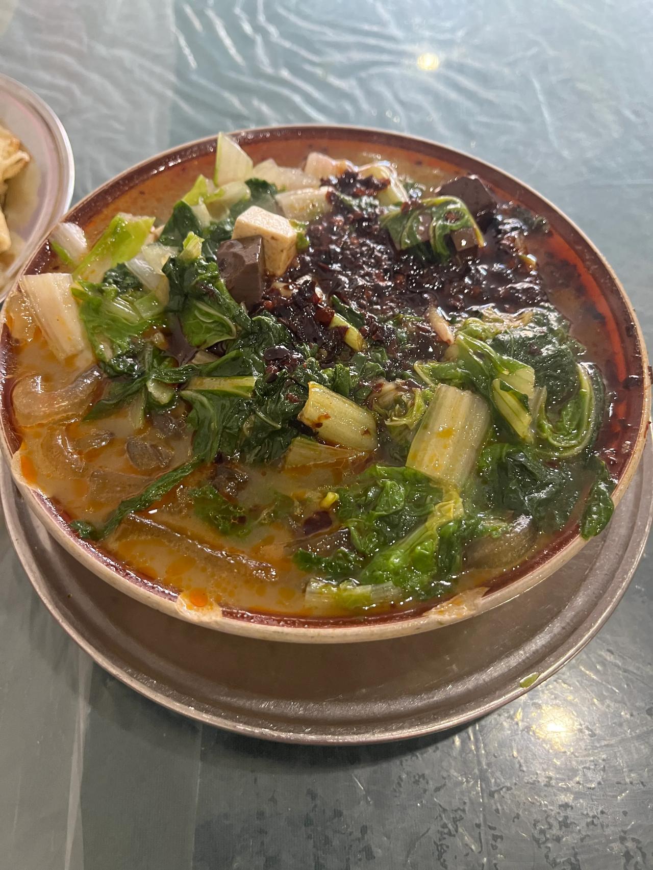 老板，少点粉条多点菜，要辣椒，加2块钱的饼，本地特色早餐扁粉菜，每周必须来吃一次