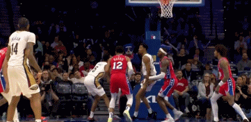 NBA赛场镜头：
   不懂就问，这个盖帽犯没犯规？
   后面的哈里斯，整个手