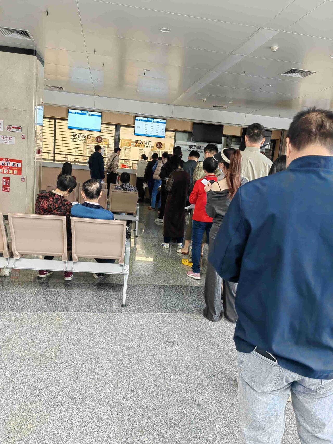 我的今日状态：高兴不起来，今日在十二人民医院看病拿药，这是我排了半个钟还排在半路