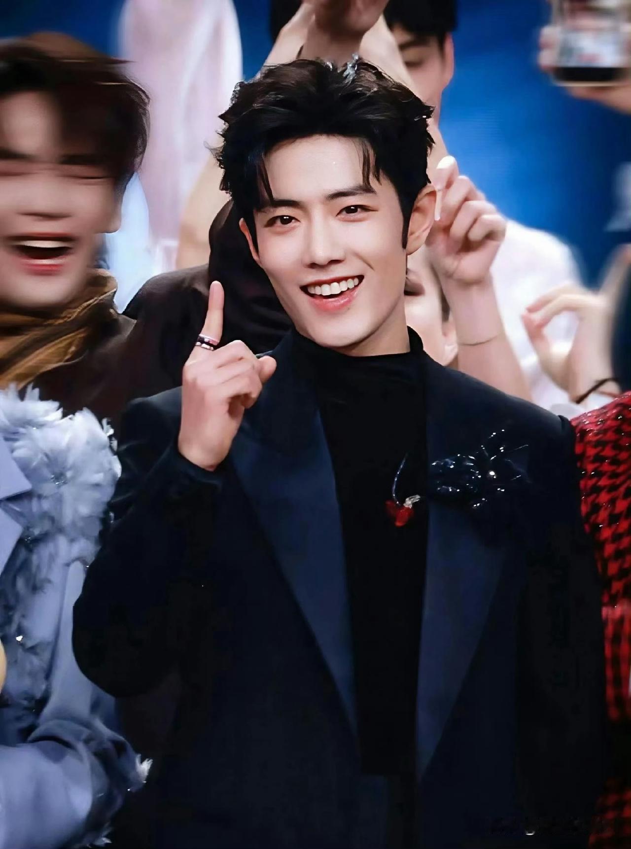 肖战的舞台表现力与感染力太过出众，吸粉轻而易举。内娱着实应当感谢肖战，他每年仅亮