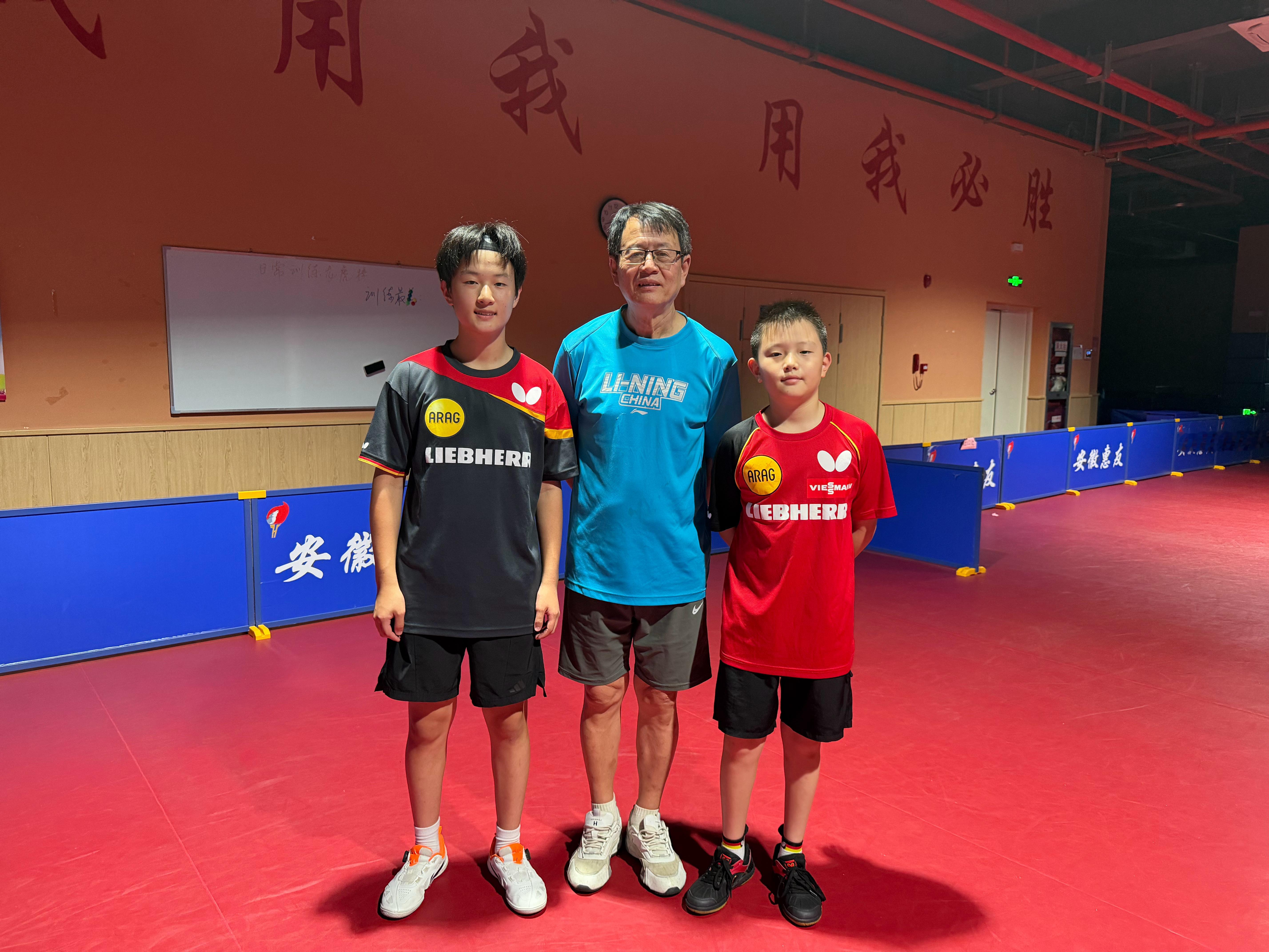 两位来自德国杜塞尔多夫俱乐部的队员在妈妈的带领下，慕名而来训练几天。10月初我会
