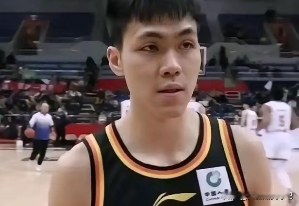 庞铮麟落选12人大名单惹争议！
今天男篮国家队开始奔赴冲绳，被备受球迷期待的庞铮