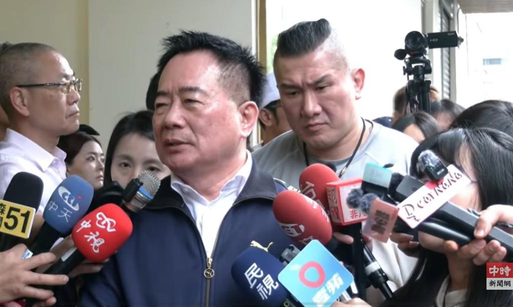 蔡正元今入监狱服刑，众多媒体网红来相送。馆长也到场惜别！