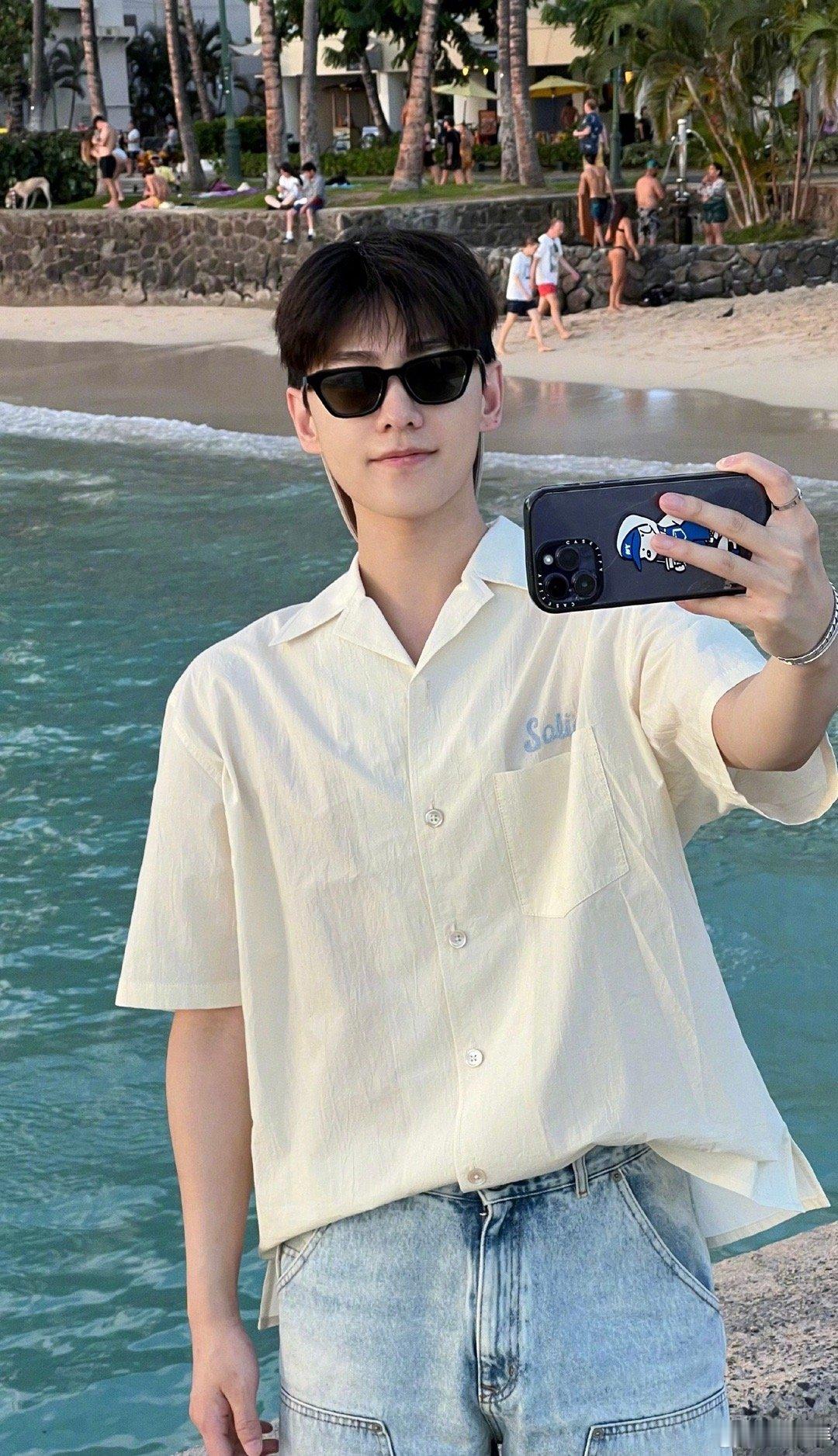 杨洋 认真生活的人本身就了不起 当杨洋化身“韩立”走进岳凌的世界，他在聆听与观察