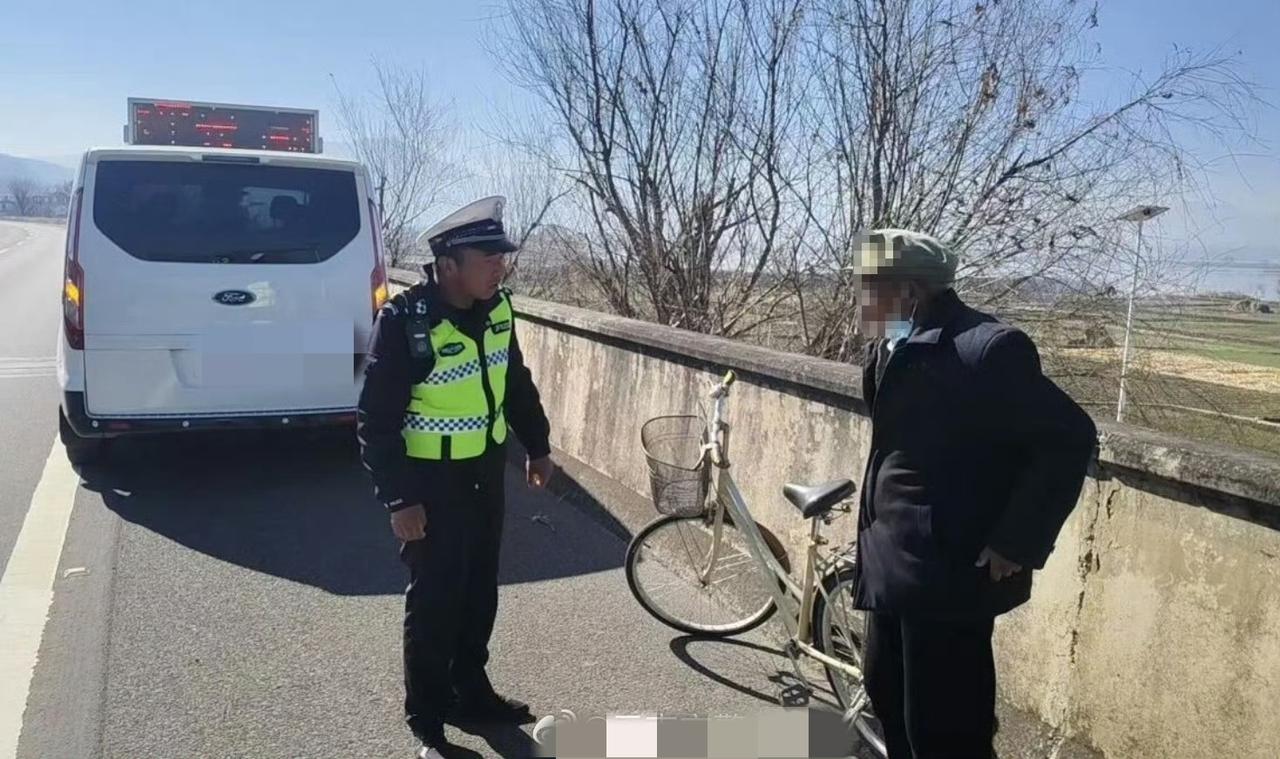 高速路上暮年“逆行者”，幸得荧光暖心守护
两位迷失方向的老人先后误闯入车水马龙的