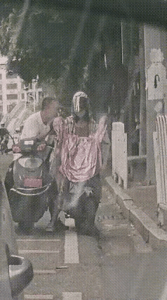 唉！现在的年轻人都是怎么了？

最近在大街上看到一幕：一个男生当众对女生做出特别