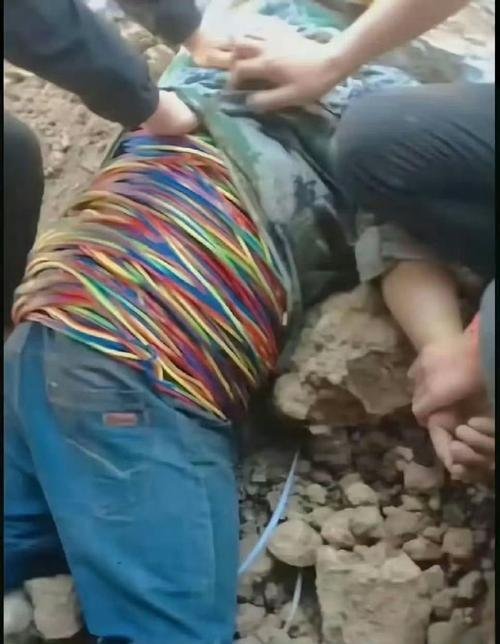 产业链能力溢出是这样的，屏幕，拆装机，包装，各行各业的人才汇聚一堂就好像电工偷电