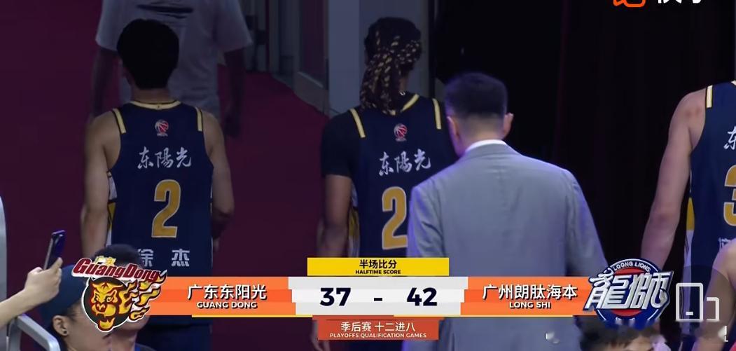 广东男篮vs龙狮男篮CBA季后赛 广州半场42:37领先广东5分 徐昕半场拿到9