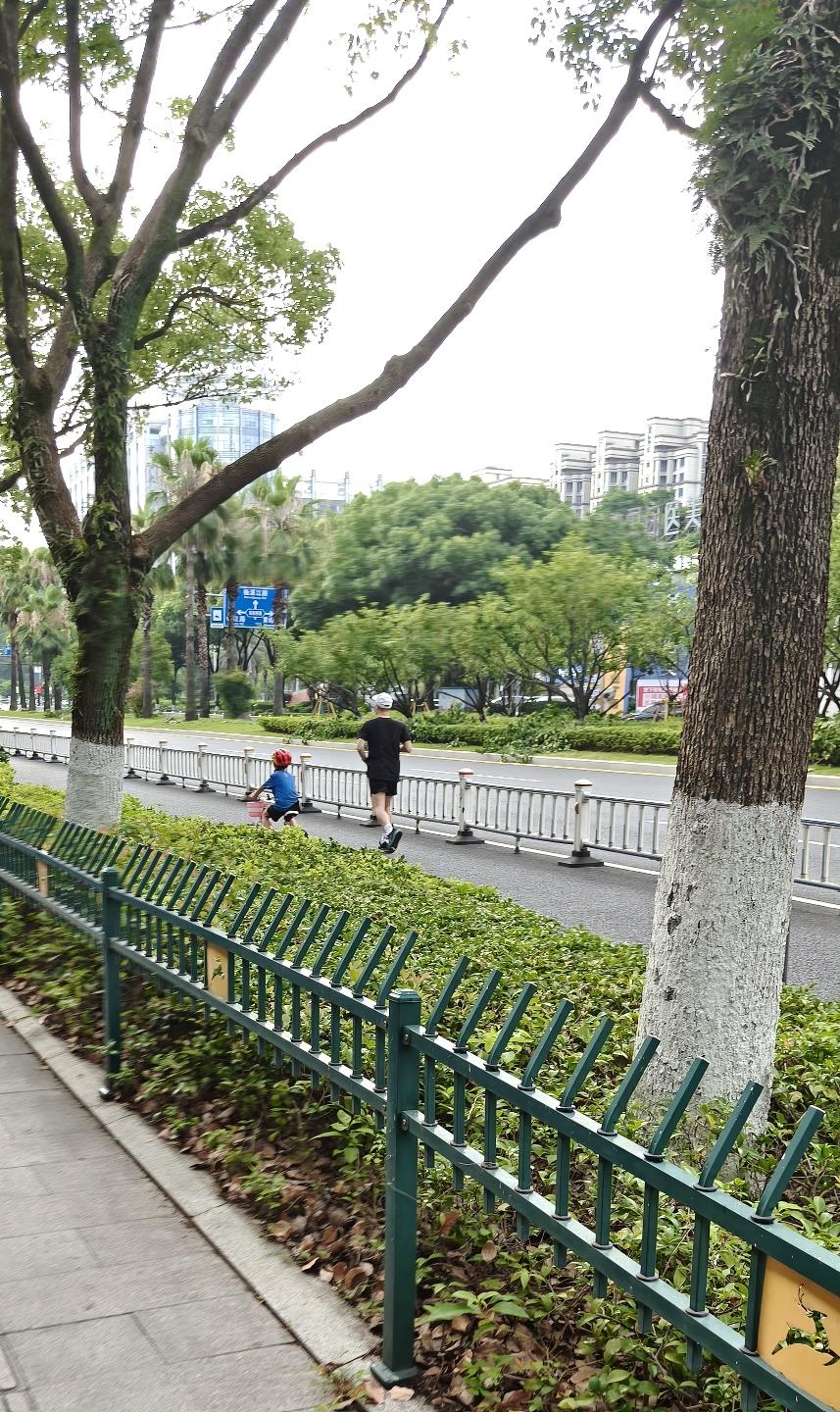 带孩子运动是好事，可安全问题必须重视啊！就说逆行跑步这事儿，真的太危险。之前我在