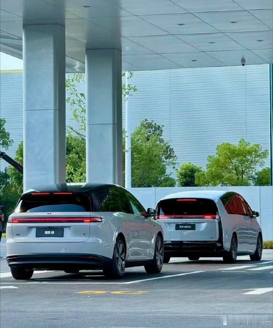 汽车[超话]  理想i8和MEGA车尾同框，其实两台车风格不太一样，MEGA溜背