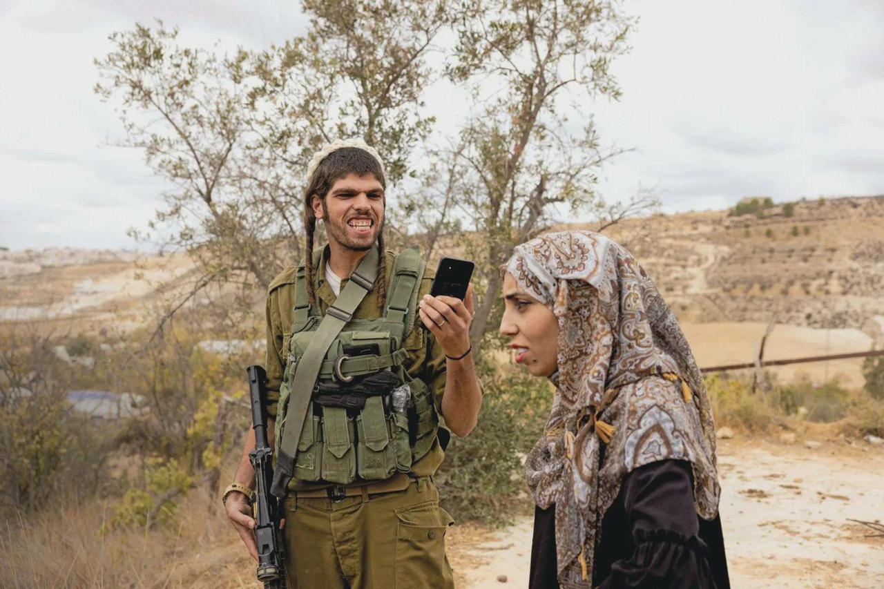 这是以色列定居者在约旦河西岸城市希伯伦外骚扰一名女性的照片。以色列政府曾声称这是