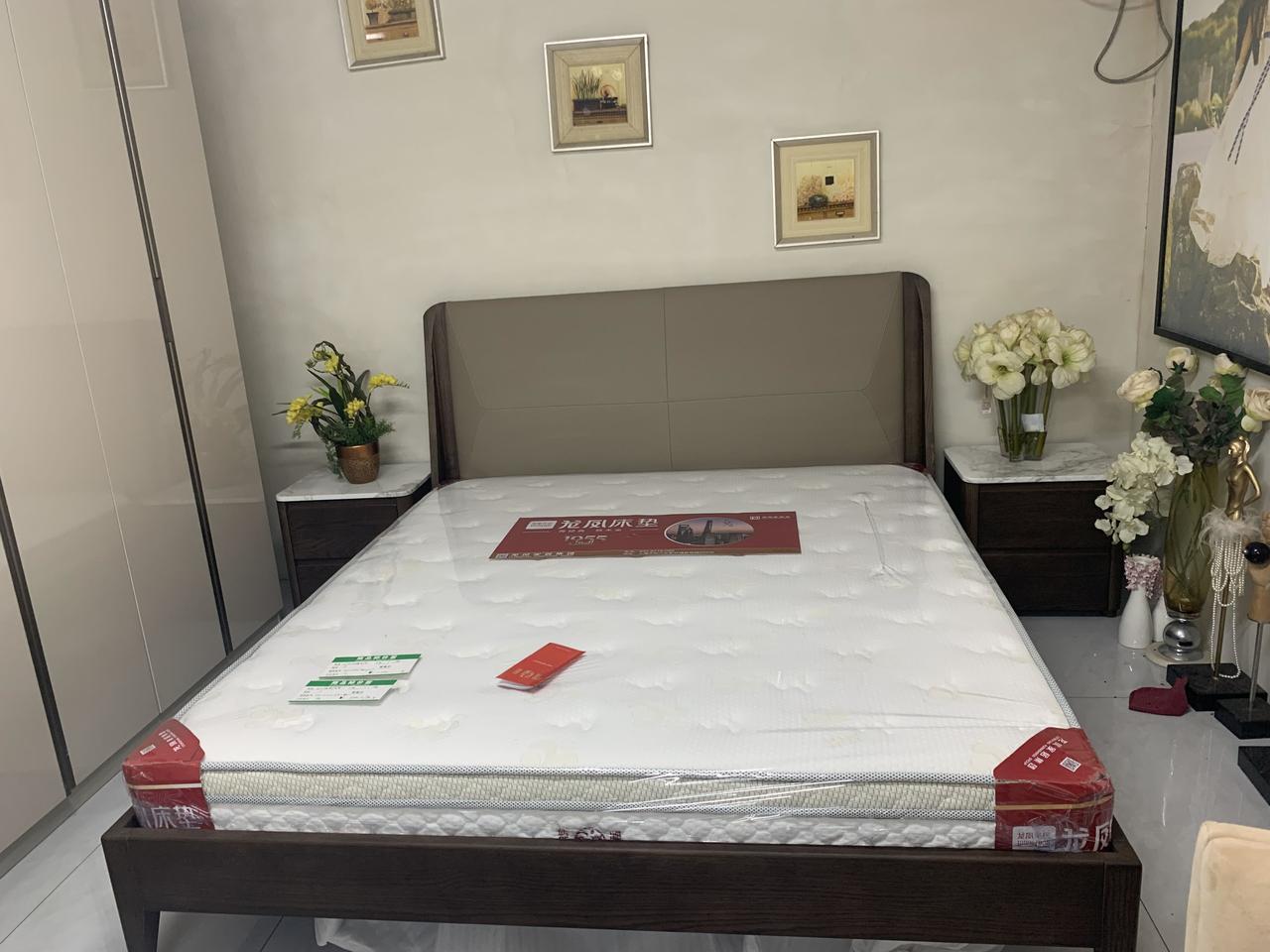 我经营着一家家具店。正月十六那天，我怀着满心的喜悦打开店门，憧憬着新的一年能大干