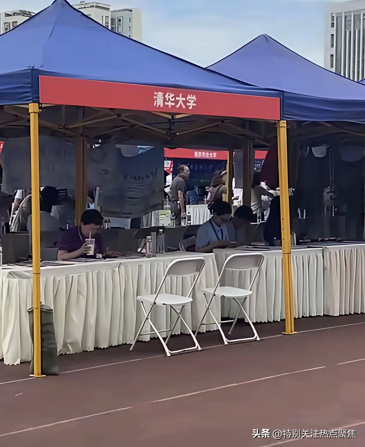 高招咨询会清华、北大摊位门可罗雀。
2026年湖南高招咨询会现场，北大摊位门可罗