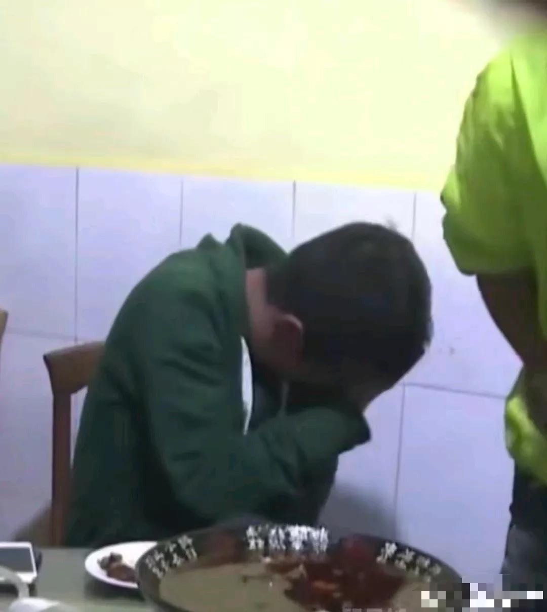 不知道文章发生了什么
居然在餐桌上发生了如此之大的情绪变化
文章与友人聚餐，上一