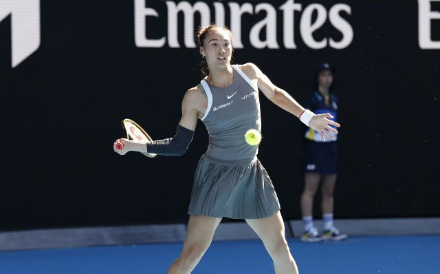 郑钦文2025赛季开门红  郑钦文新赛季首秀后健身区和教练复盘！ 这场比赛正手失