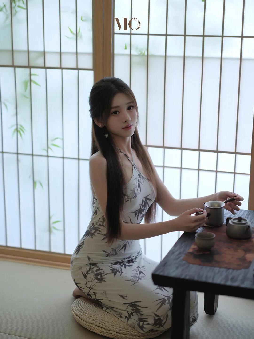 清风拂面，茶香袅袅。