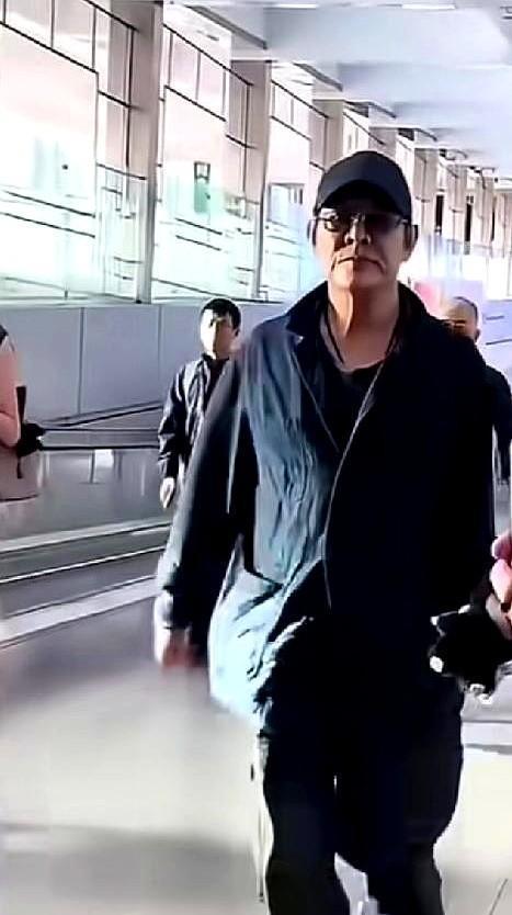 扶着墙，也能打太极。
李连杰不靠药，靠几十年的骨头记忆活着。
病了，不躺平。
每