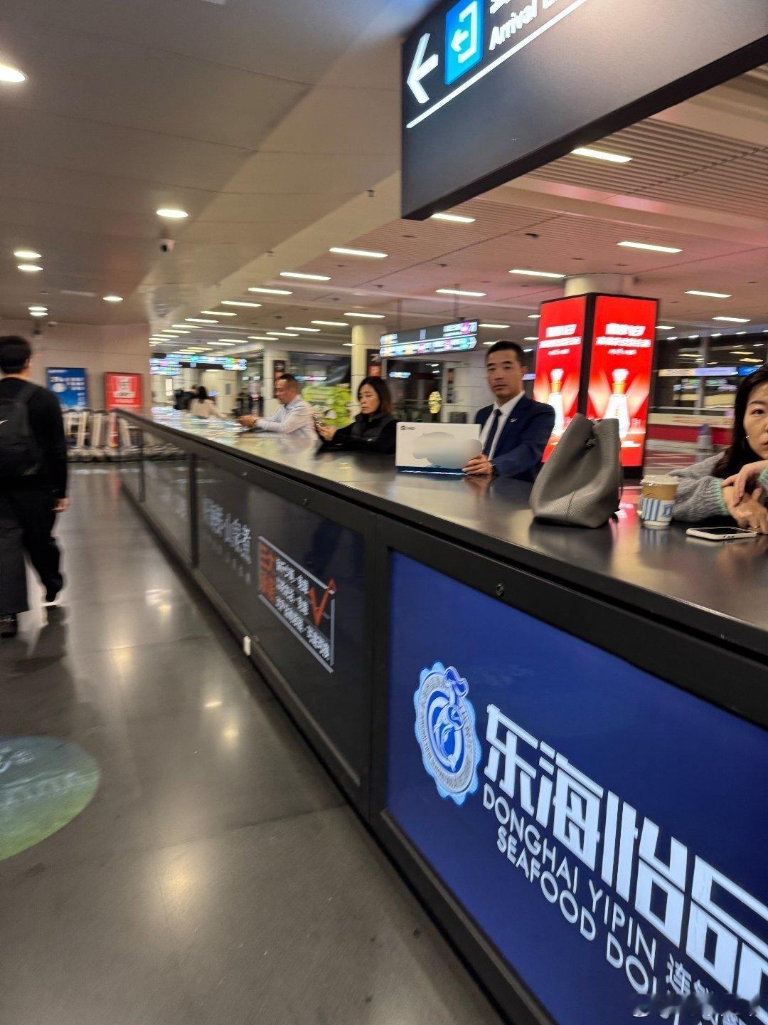 降落无锡，今天很不巧公司没人能来接我，用我的ET9权益约了个商旅接送机。机场出口