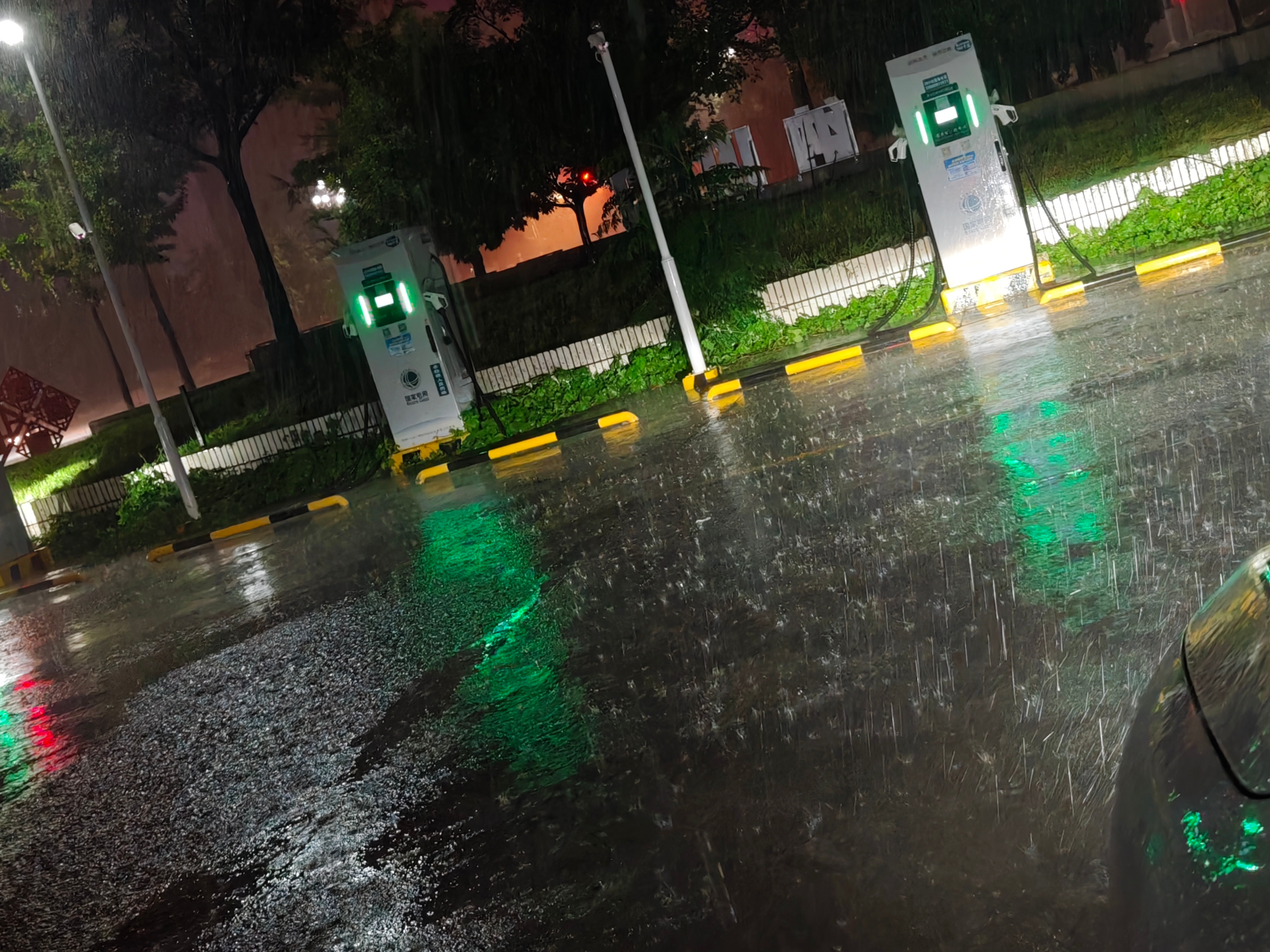天有不测风云，最近这雨是没完没了啦。突然的大雨，外卖已经超时了，我都准备过去拿了