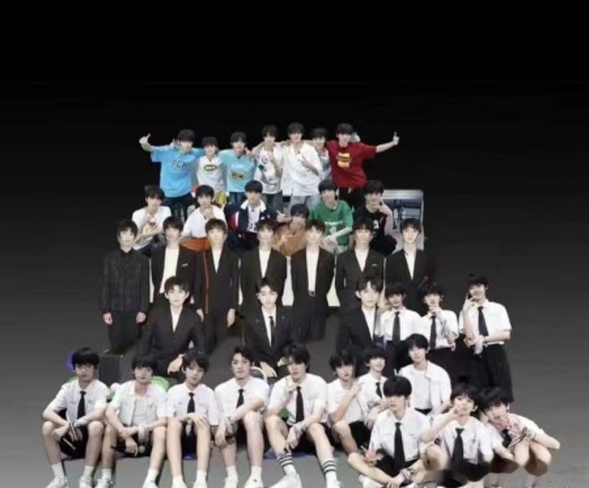 #想看TF家族大合照##时代峰峻新定义四世同堂#确实挺想看的，肯定很震撼 ​​​