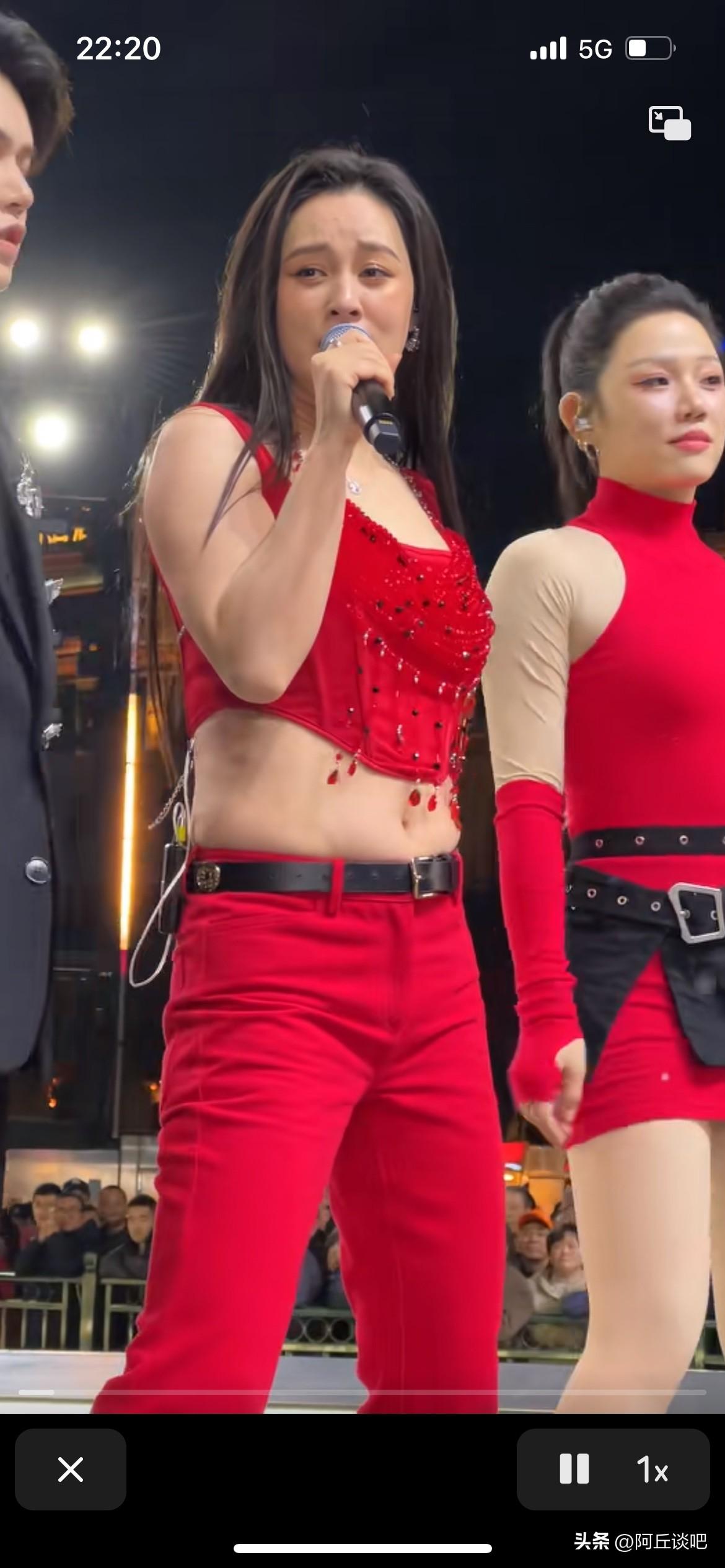 看看唐艺老师这个肚子就知道减肥成功了，只有一点点肚腩，这个年纪能有这种身材，已经