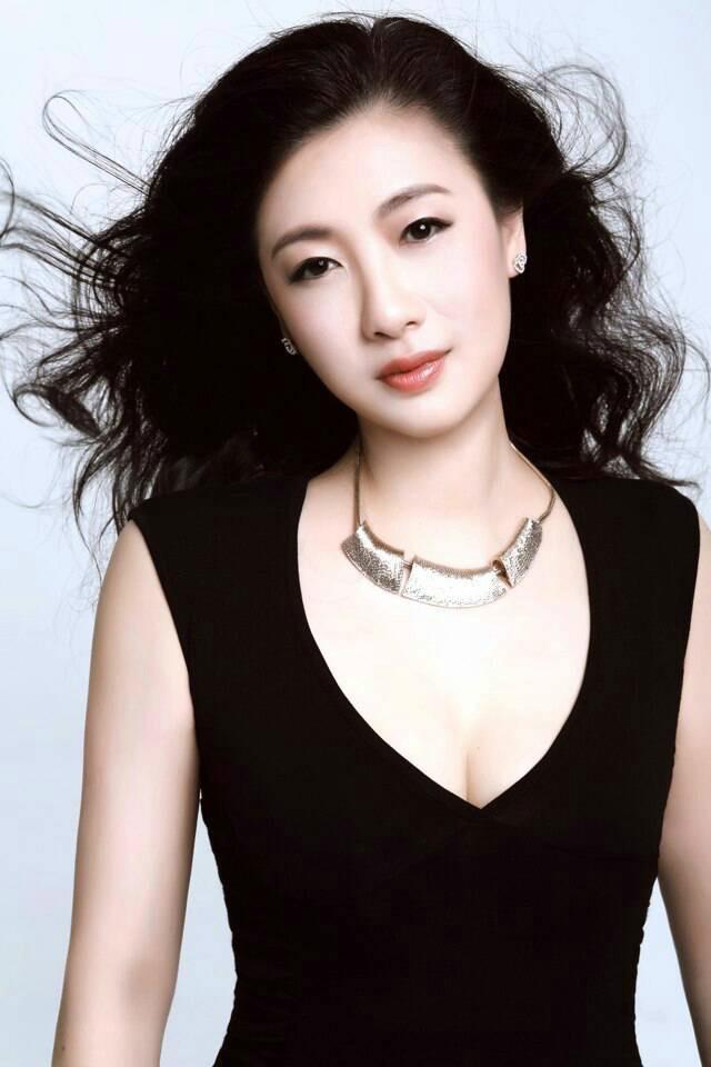 邓洁仪，是80年代迪斯科浪潮中极具代表性的女歌手。随着磁带专辑《87狂热》问世，