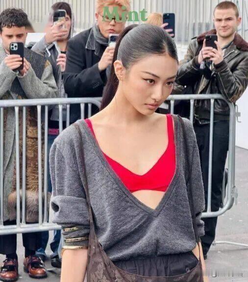 Gawon，穿的太离谱！

ME0VV那个05年的妹妹Gawon跑去巴黎给Pra