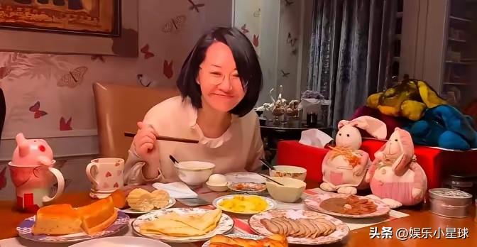 57岁许晴一顿早餐为何冲上热搜？

不是因为吃得少，而是因为一个人的餐桌，摆出了