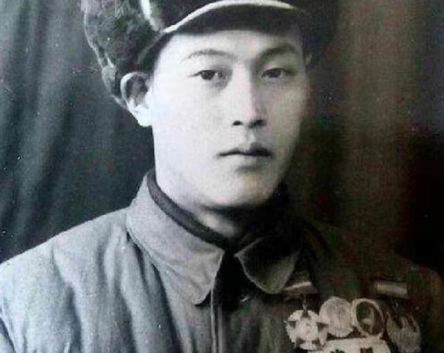 1951年，我志愿军报务员张文荣被俘后背叛了祖国，成了美军的谍报人员。

194