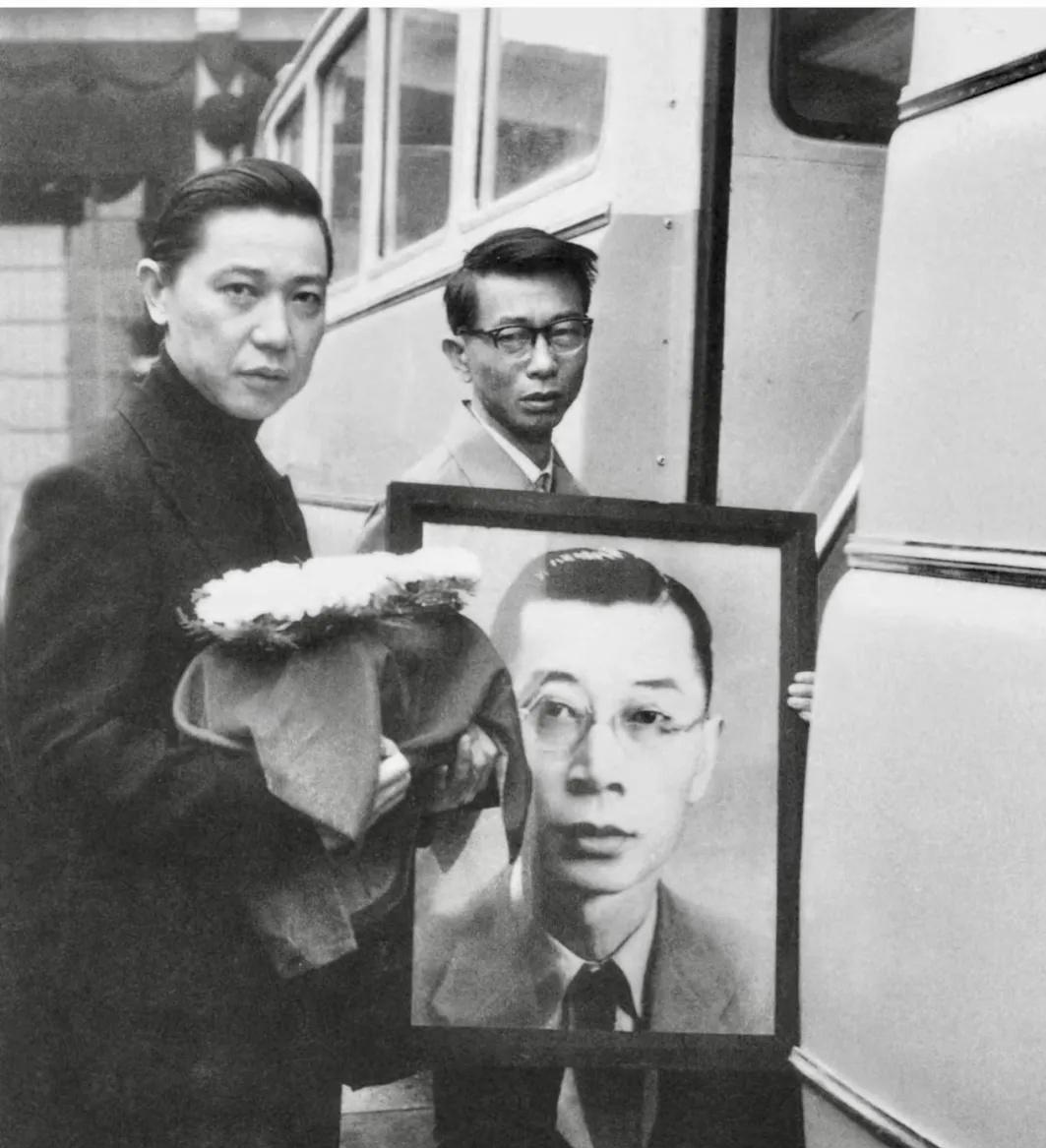 傅雷葬礼上，一张罕见的留影，这张照片拍摄于1979年4月26日，地点在上海龙华革