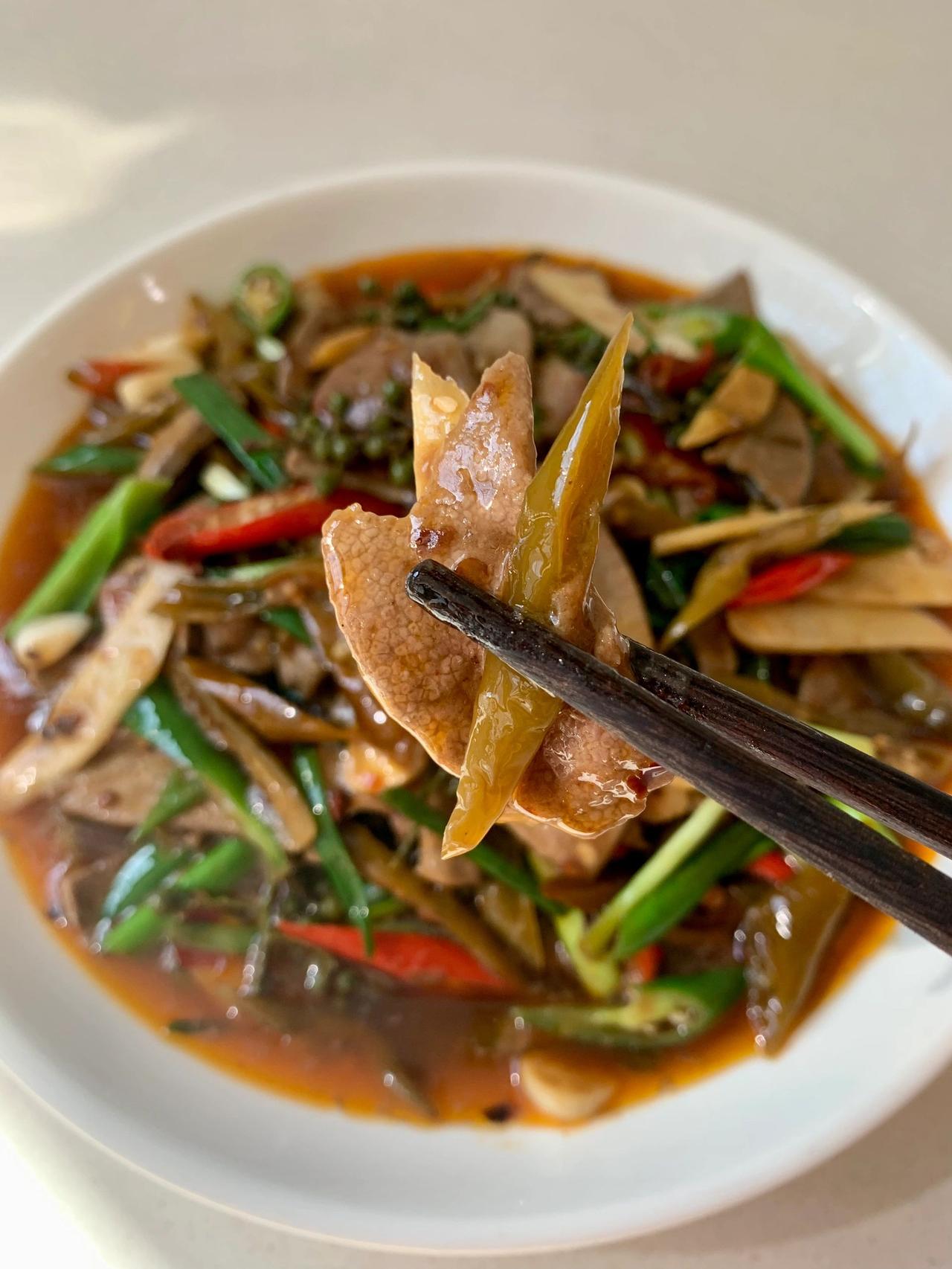 泡椒猪肝，汤汁留着下面是四川人最高评价
我身边有很多宝子是不吃内脏的，但是在四川