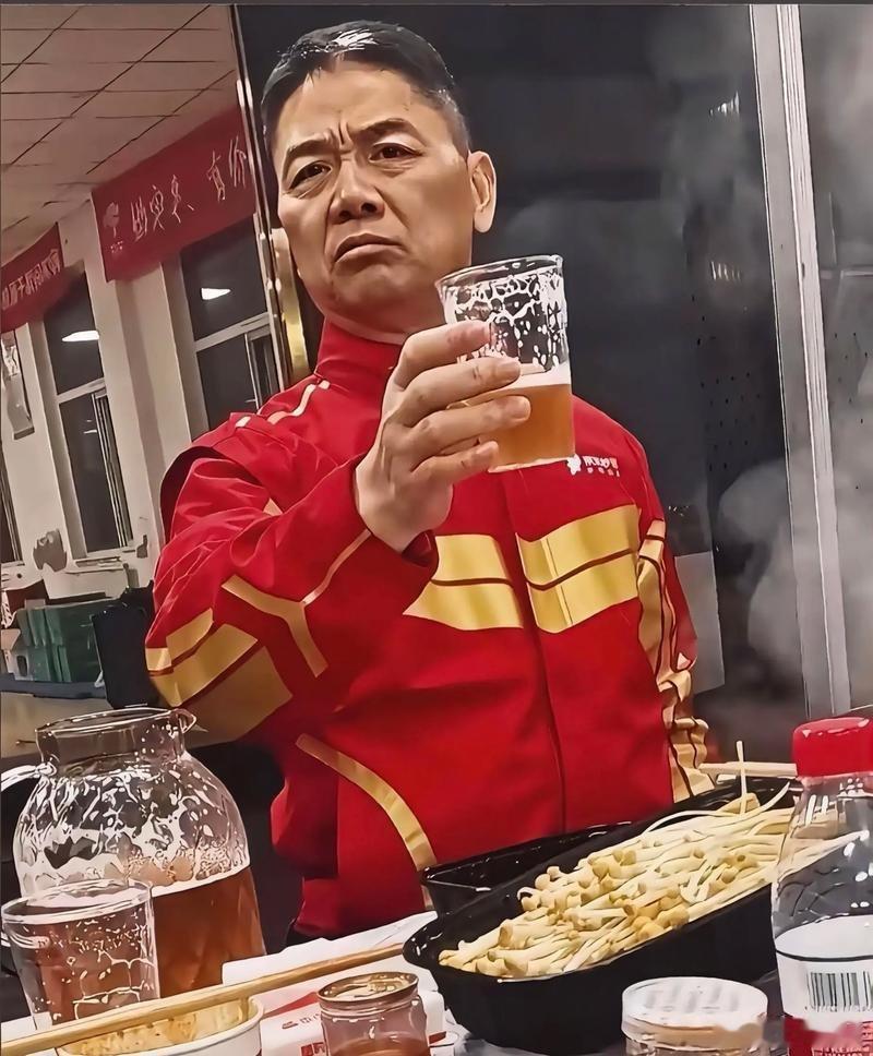 刘强东：雷军啊，来，放下面，举起杯，跟你东哥云一杯！多大点事儿，吃个面而已，你东
