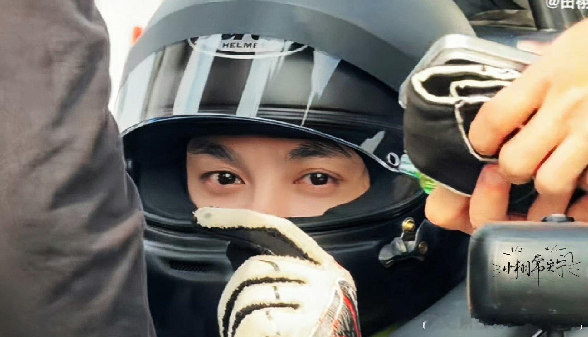 内娱男明星赛车手bking内娱赛车手bking名场面预定！赛道上的他光芒万丈，专