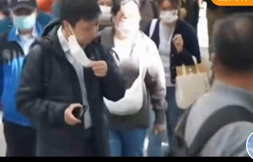 香港宏福苑认亲现场，真的让人泪奔。这场大火造成128人遇难，仍有200人下落不明