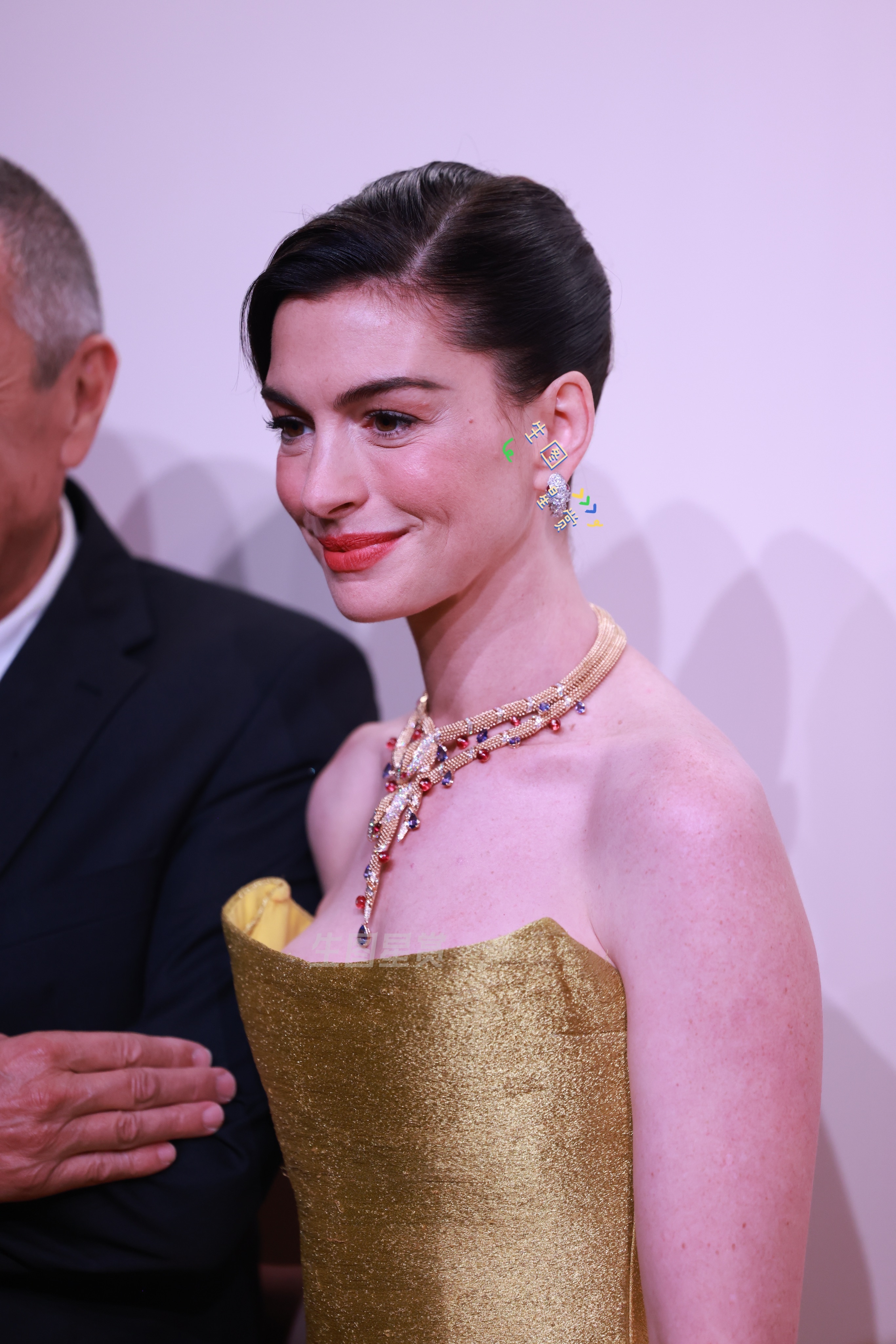 Anne Hathaway 亮相宝格丽晚宴，金色礼服尽显国际巨星风采💛✨  