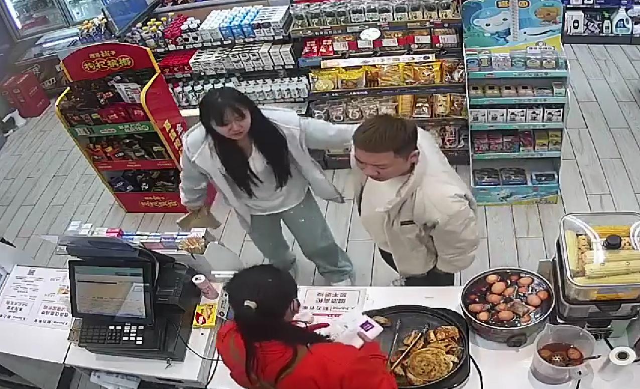 武汉醉酒男子推倒便利店货架 为何糟糕的人能拥有温柔女友？
3月11日湖北武汉，一