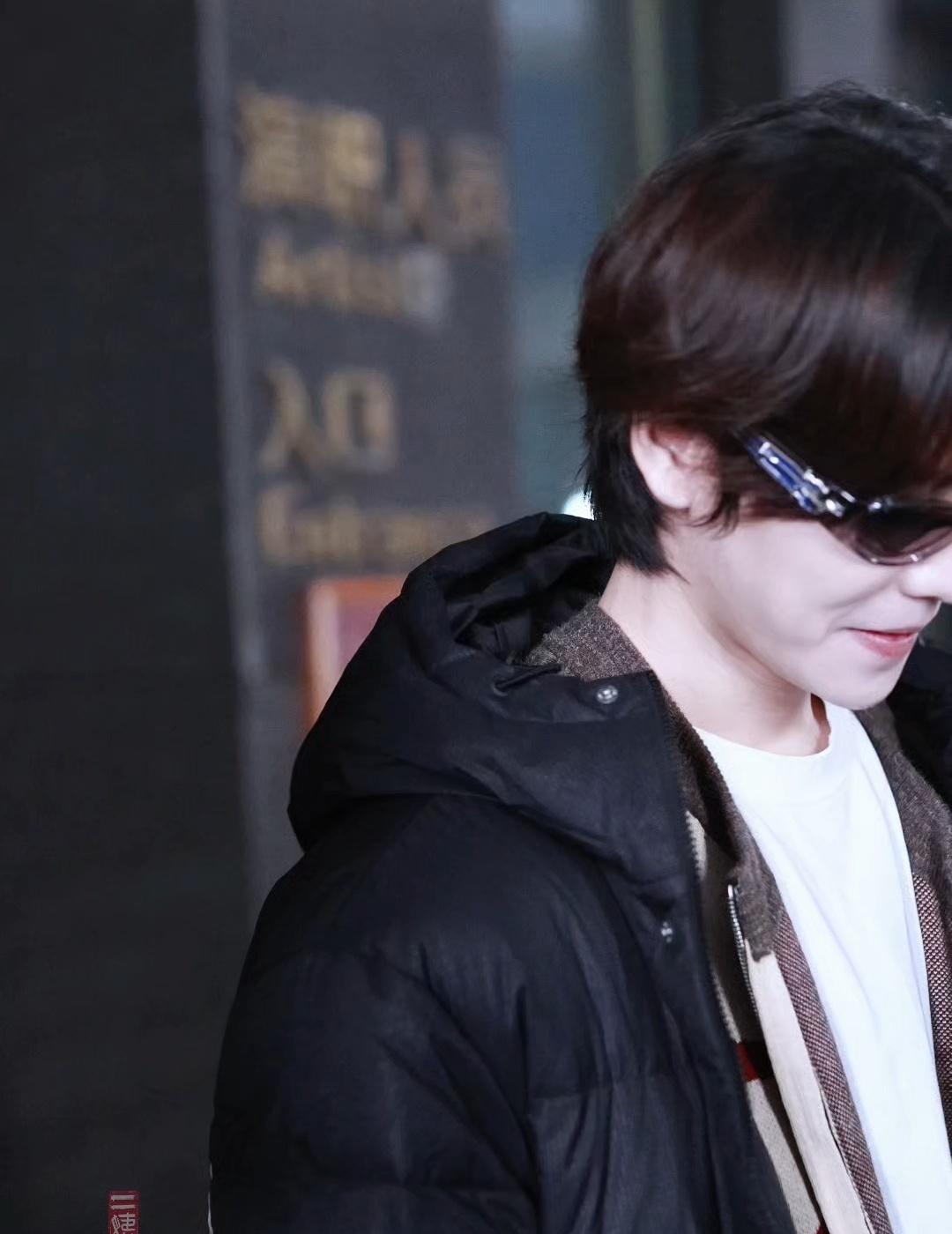 肖宇梁[超话] 这身穿搭很难不爱！又酷又可爱的，不愧是我喜欢的😎@肖宇梁Rai