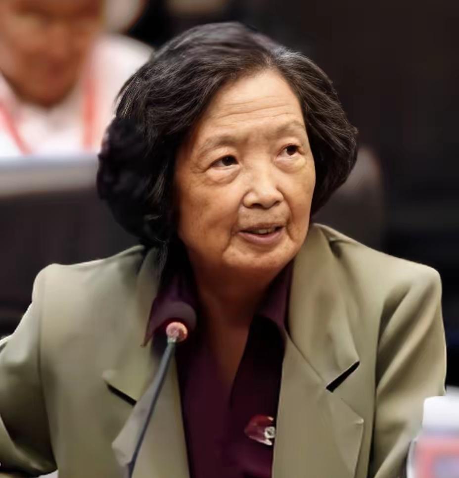 痛别国之巨匠！90岁芯片奠基人吴德馨院士逝世，一生报国从未动摇
 
痛别国之巨匠