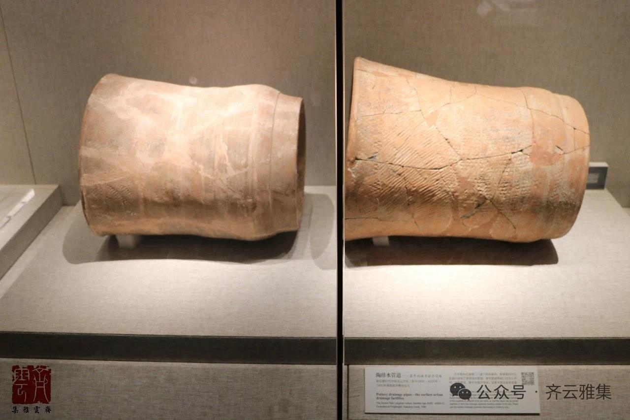 在河南博物院“泱泱华夏·择中建都”展览的序厅，有两件陶质管状文物，一头大，一头小
