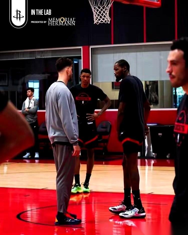 两场球，自己拼死拼活砍了60多分，结果呢？两连败。
听说今天训练，杜兰特全程黑着