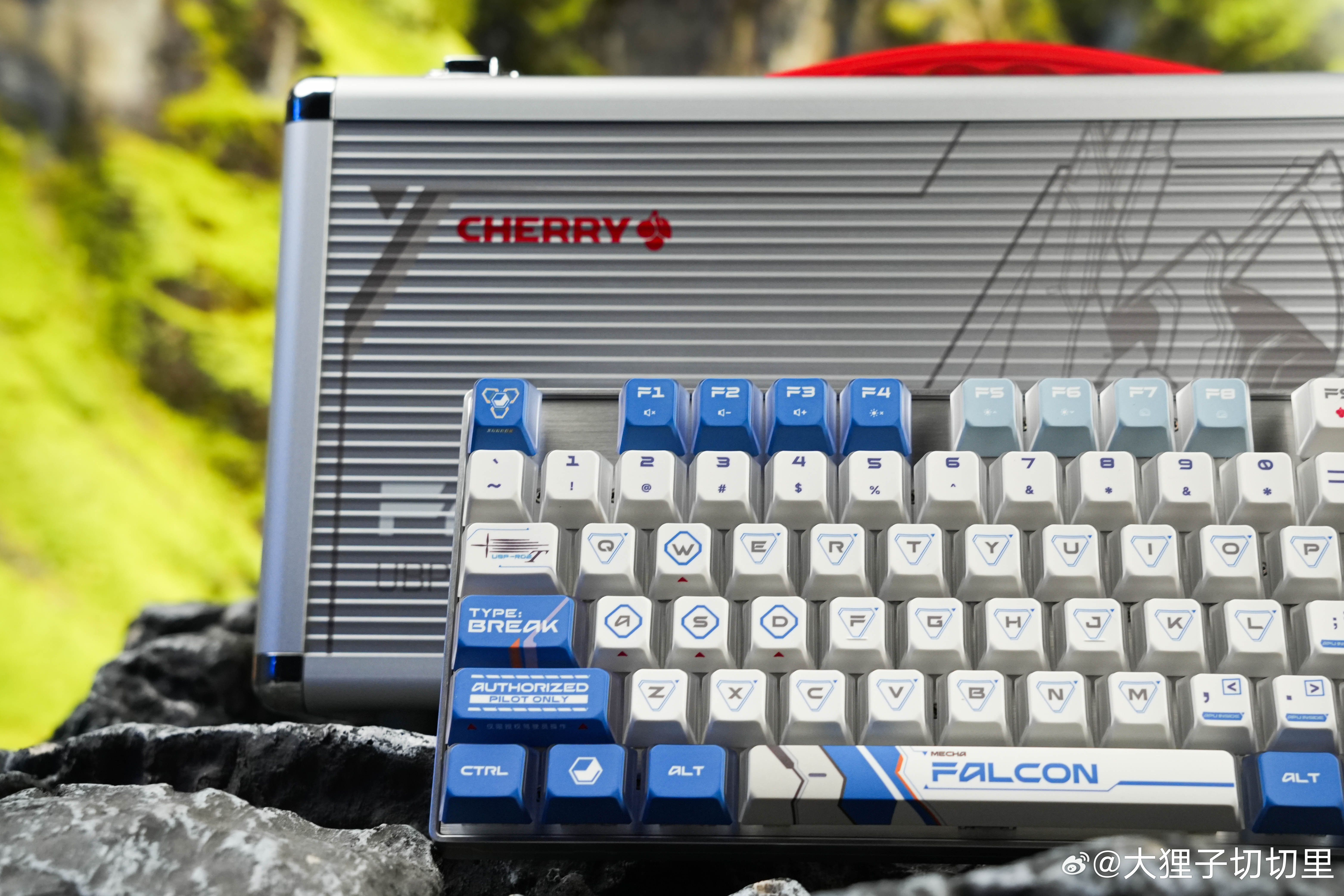 CHERRY 和解限机「矛隼」联名的键盘也太酷了，键帽上有很多游戏里的小细节，连