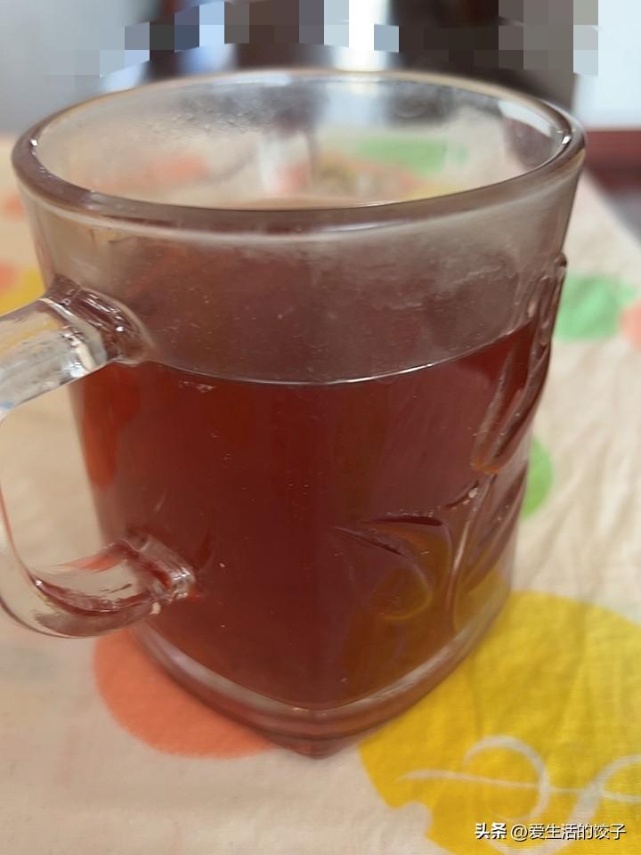 最近胃老是不舒服，吃点东西就胀气、打嗝，闷闷的堵得慌。

随便煮了点红豆水，就红