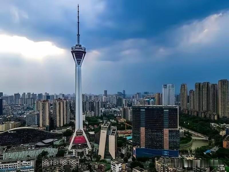 成都天府熊猫塔（又称为339）目前仍然是成都的最高建筑，其所在区域的猛追湾曾经也