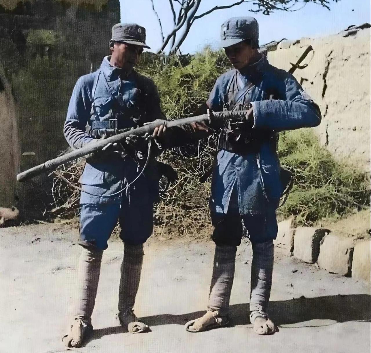 这是1944年抗战时期的珍贵上色老照片，两名八路军战士正端详缴获的日军九八式佐官