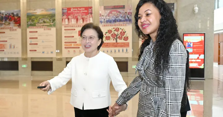 黄晓薇会见南非副总统夫人胡米勒