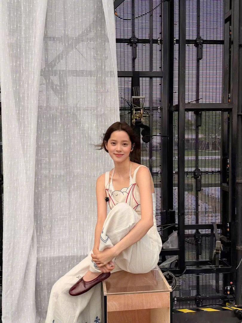 欧阳娜娜告别上海演唱会欧阳娜娜演唱会发文一场落日下的音乐嘉年华圆满收官，欧阳娜娜