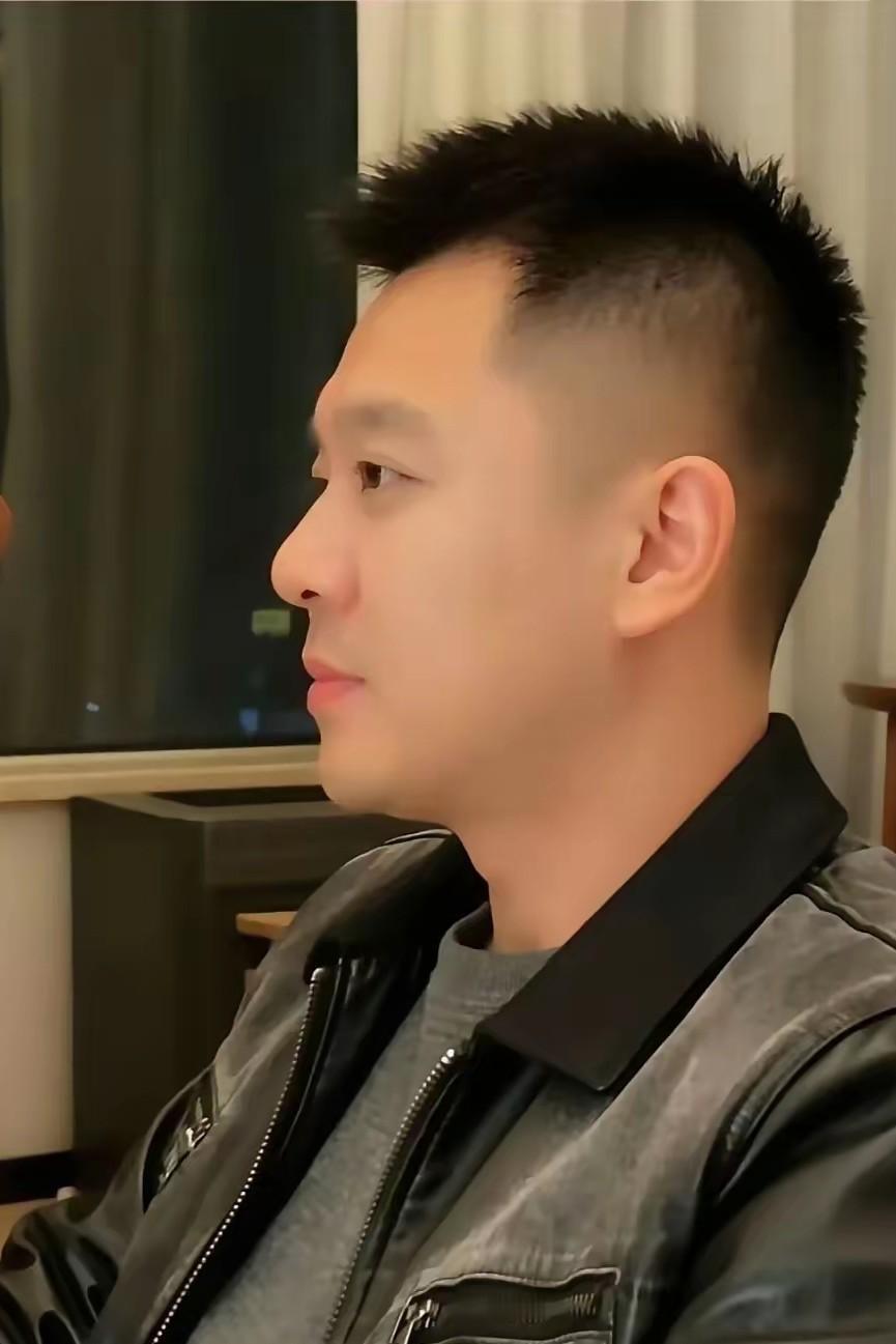 你觉得这侧颜怎么样，能不能称得上帅，一眼看去是不是只看到又大又翘的鼻子，这就是驼