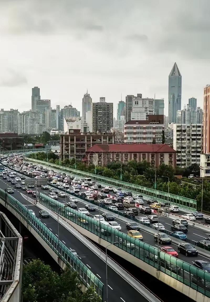上海目前交通状况最大的问题，在于无限发放绿牌，造成现在的网约车泛滥，而且现在的主