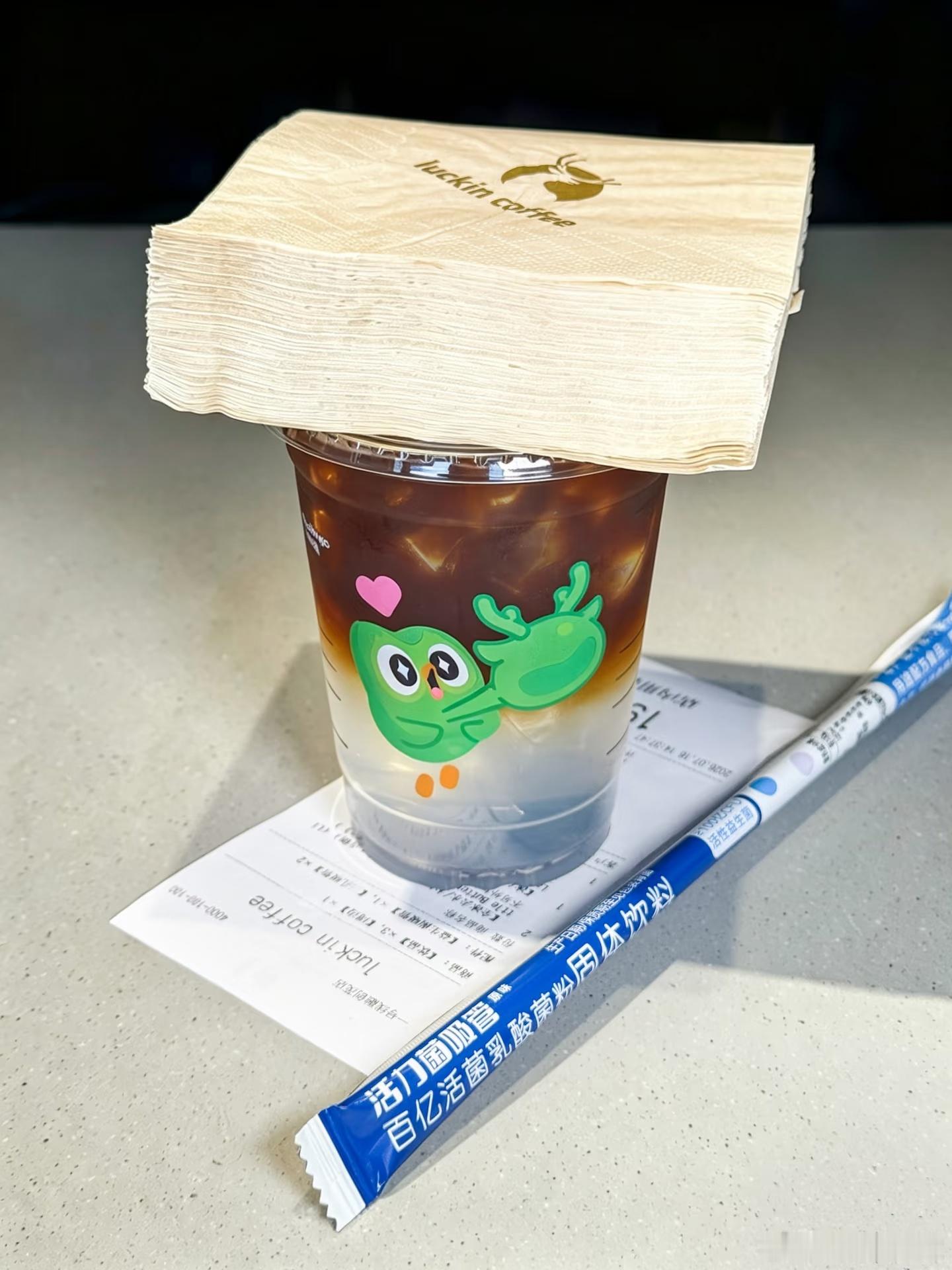 瑞幸活菌吸管火了我还是喝我的生椰拿铁吧！还没喝过瑞幸乳酸菌美式，看到那一推纸就怕