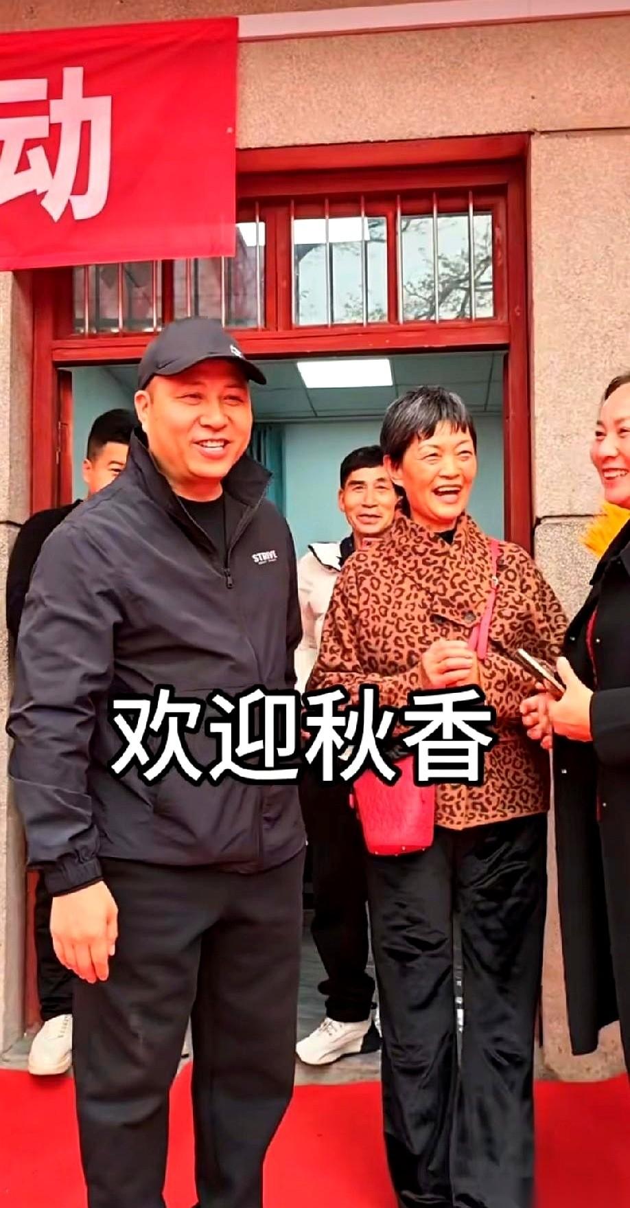 海哥笑着问秋香，一个月2800是吧？
秋香摇摇头，说，想多了，1800。
我跟你